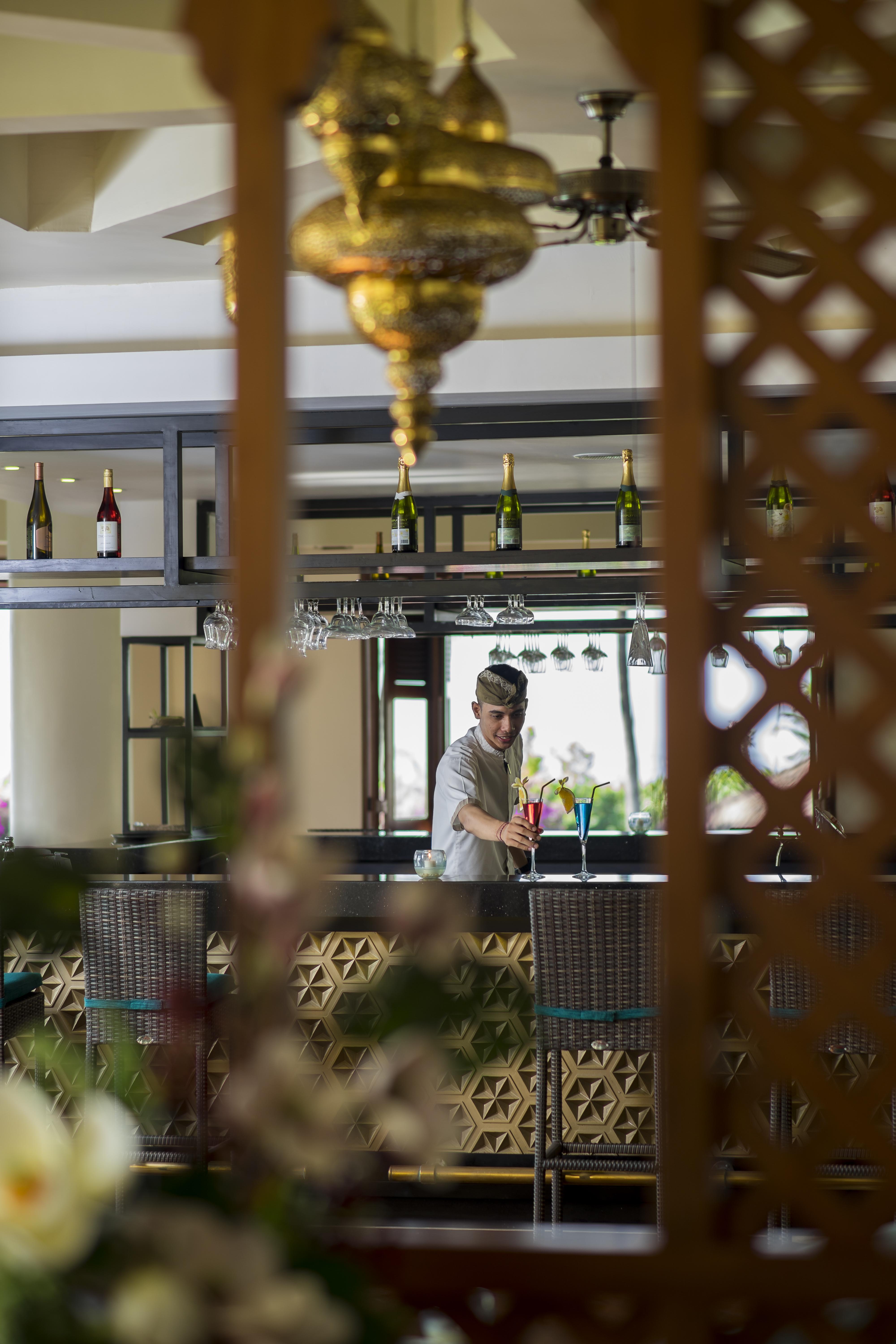 Grand Mirage Resort & Thalasso Bali Nusa Dua  Extérieur photo A bartender at work